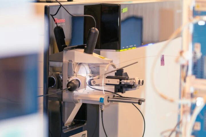 Nahaufnahme eines Laborgeräts von Thermo Scientific mit Messsonde